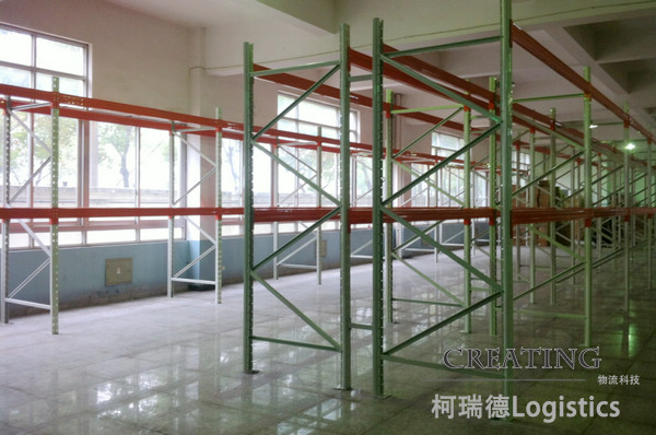 靠墻位置放單排，不靠墻位置背靠背存放